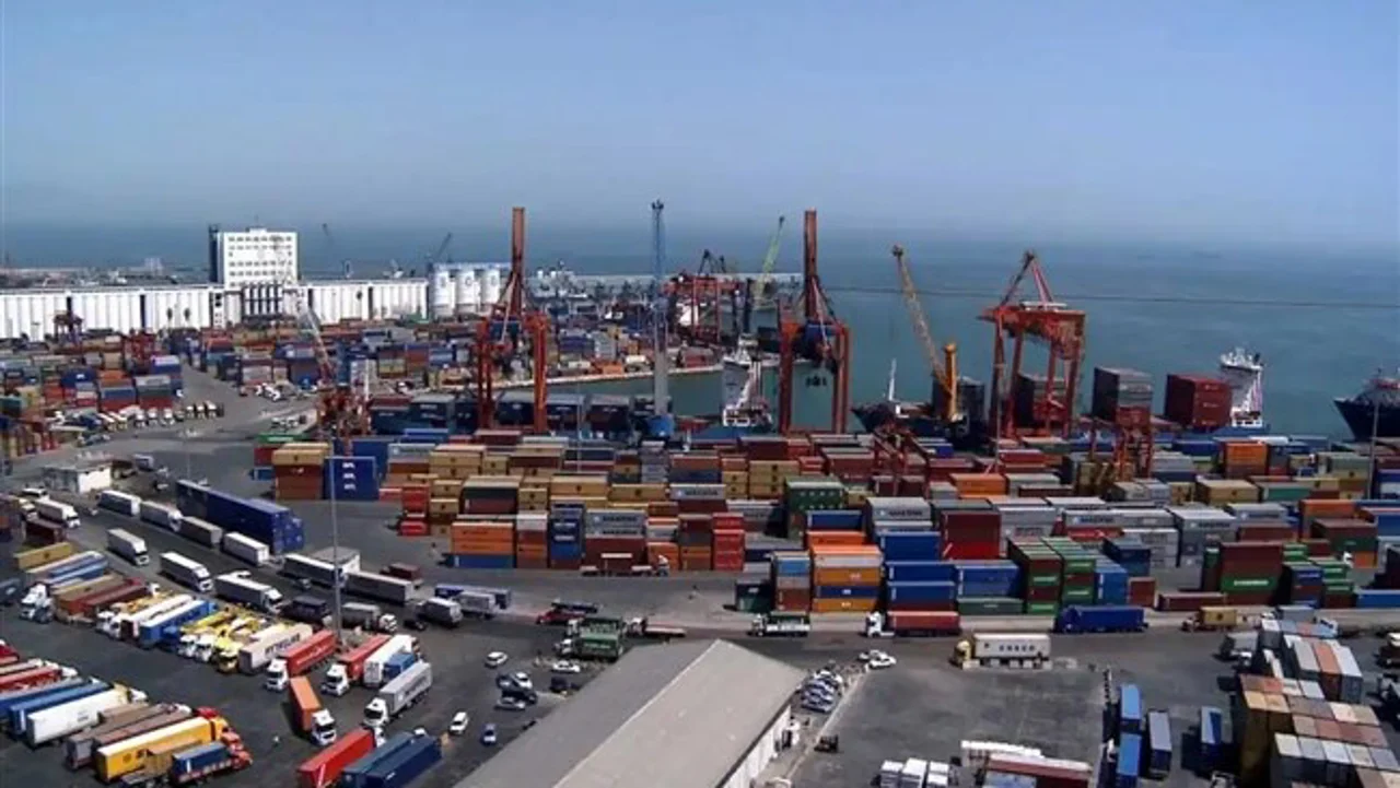 How much is Iran's trade with neighboring and Islamic countries?